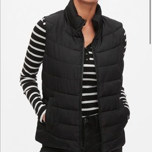 Gap Puffy Vest in Black